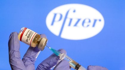 La OMS podría aprobar la vacuna de Pfizer la próxima semana (REUTERS/Dado Ruvic)
