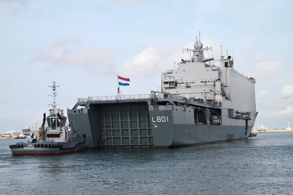 El buque anfibio holandes Hr. Ms. Johan de Witt zarpa con destino Noruega (AFP)