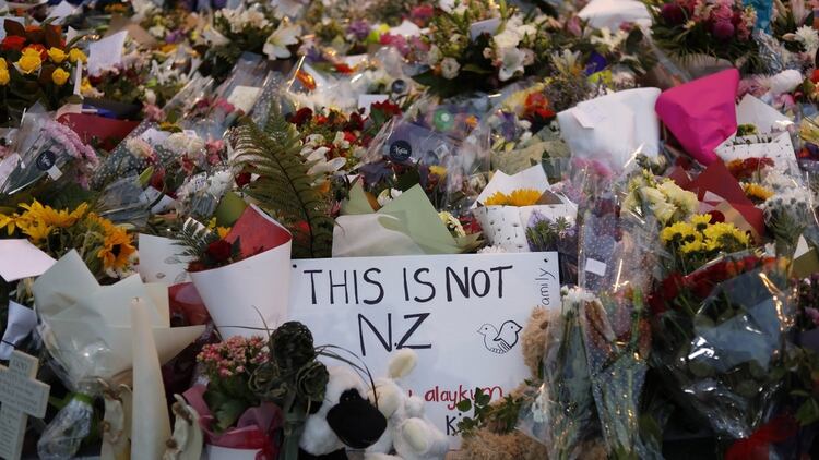 Los familiares colocaron flores y presentaron sus respetos en un monumento improvisado cerca de la mezquita Masjid Al Noor en Christchurch (Foto: AP)