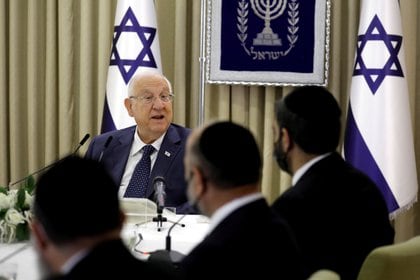 File photo: Israeli President Reuven Rivlin talks with representatives of the Chase Party about who can form the next coalition government on April 5, 2021.  REUTERS / Amir Cohen