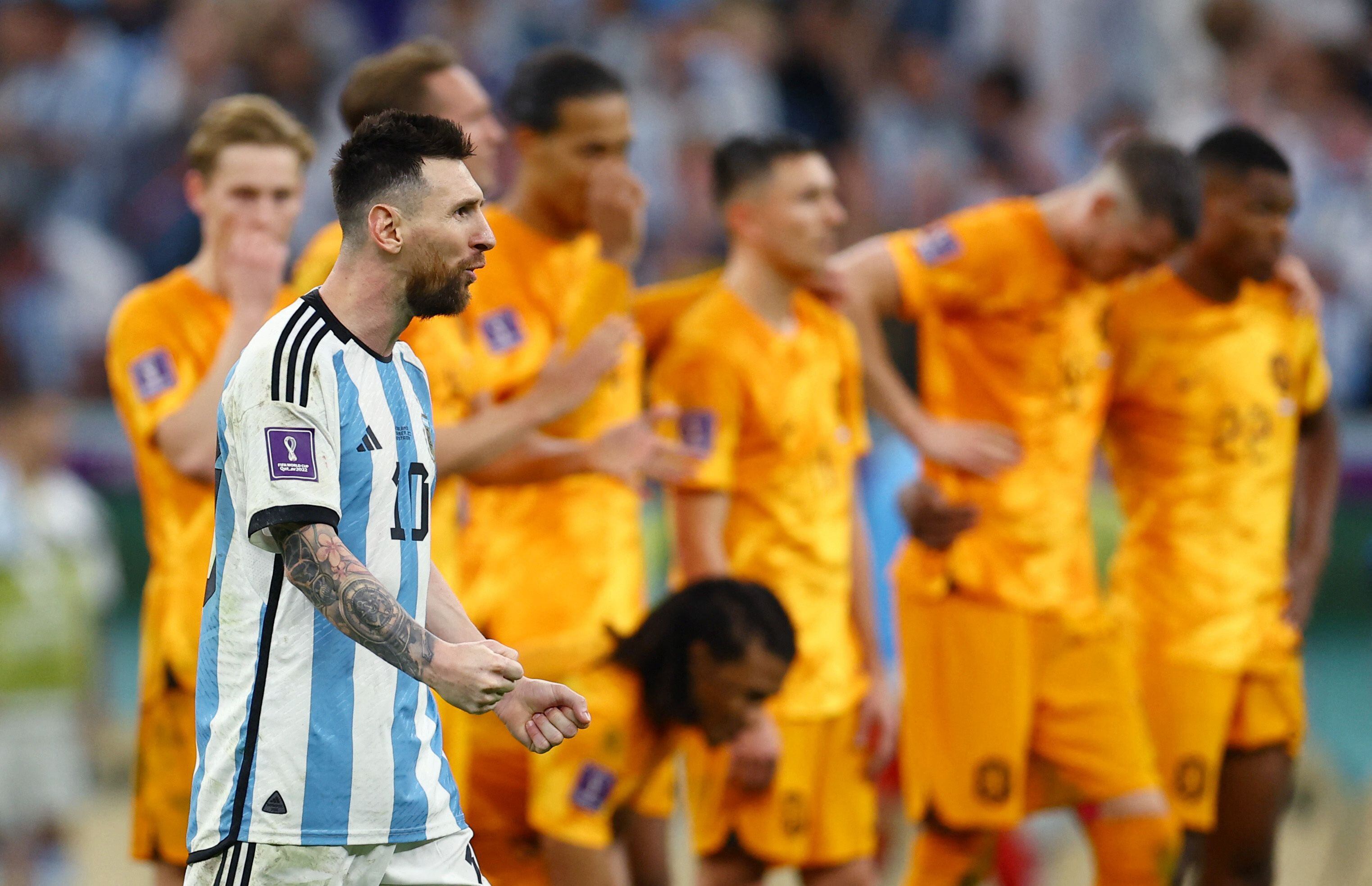 Lionel Messi celebra durante la tanda de penales que la Argentina le ganó Países Bajos en los cuartos de final del Mundial de Qatar 2022 (REUTERS/Molly Darlington)