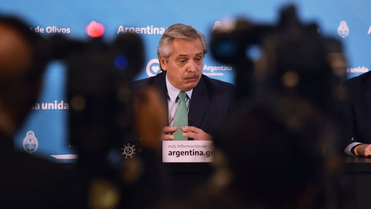 El Presidente comenzó a hablar en conferencia de prensa pasadas las 21