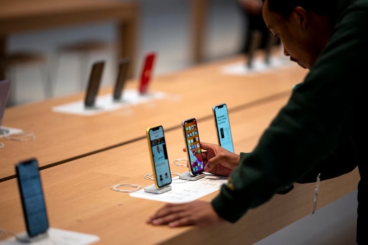 El nuevo iPhone 11 salió a la venta en varios países del mundo (Photo by Johannes EISELE / AFP)