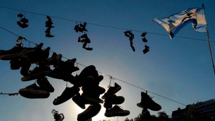 Con el pasar de los años, las zapatillas se convirtieron en el símbolo del pedido de justicia de los familiares y allegados a las víctimas de Cromañón (Télam)