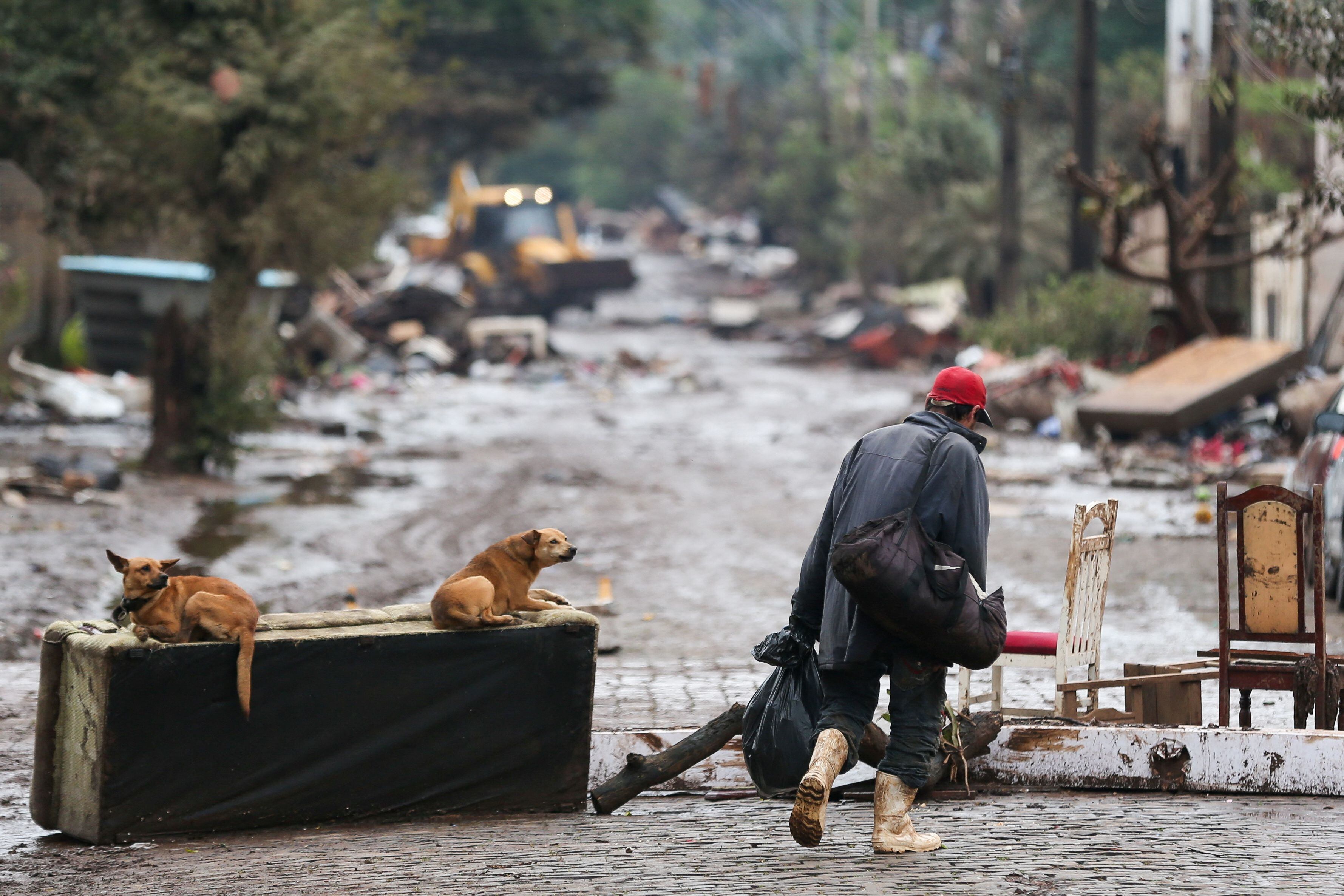 Un hombre camina entre los daños del ciclón extratropical   (REUTERS/Diego Vara)