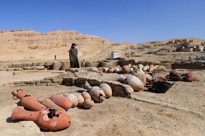 Una vista de las vasijas casi intactas halladas en la ciudad faraónica descubierta esta semana cerca de Luxor. Arqueólogos estiman que tiene 3.000 años y que tuvo su esplendor durante la época dorada de Egipto.  REUTERS/ Amr Abdallah Dalsh