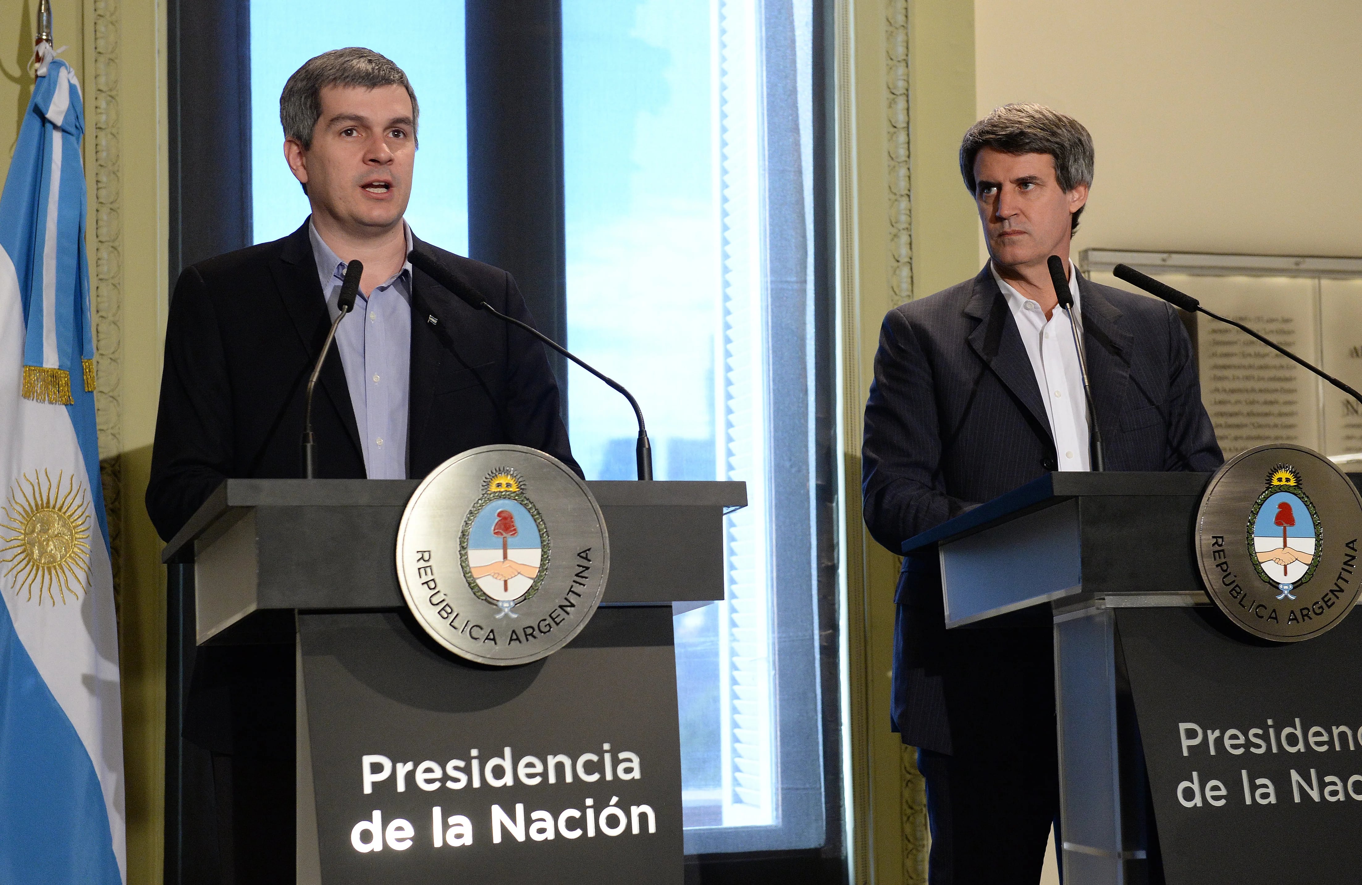 Marcos Peña y Alfonso Prat-Gay deberán explicar si el Gobierno abandonó la meta de baja del rojo fiscal prevista para el corriente año (Presidencia)
