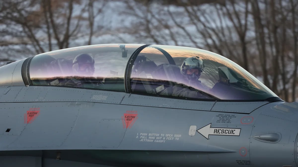 Qué requisitos se necesitan para abordar un avión de combate como el F-16 al que se subirá Milei en Dinamarca