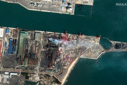 Daños en el puerto de Sendai, Japón después del terremoto y tsunami de 2011, en esta imagen satelital del folleto de Maxar tomada el 14 de marzo de 2011. Satellite image (copyright) 2021 Maxar Technologies/Handout via REUTERS   
