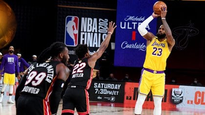 LeBron James fue el máximo anotador del partido: terminó con 28 puntos (Andrew D. Bernstein/NBAE via Getty Images/AFP)