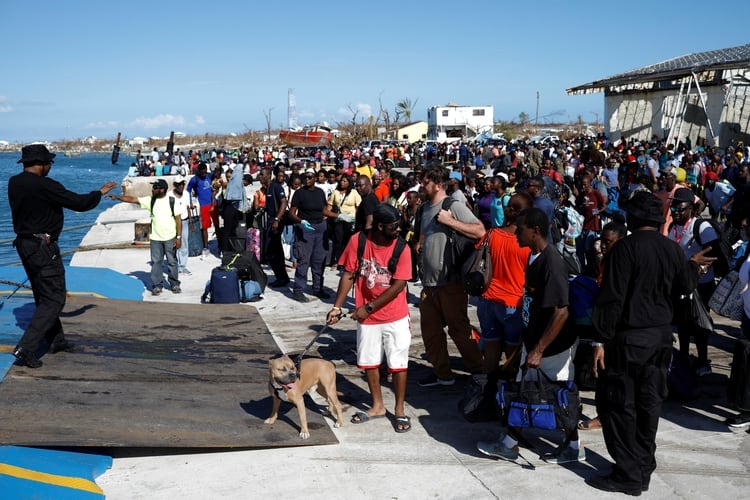 Personas esperan embarcarse en un ferry en Marsh Harbour durante las operaciones de evacuación (REUTERS/Marco Bello)