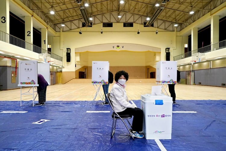 Ciudadanos emitiendo su voto en Seúl el miércoles último. A pesar de la pandemia, los surcoreanos asistieron en masa a respaldar al partido gobernante (Kim Hong-Ji/Reuters)