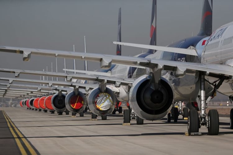 Aviones de pasajeros de LATAM Airlines formados en fila en el aeropuerto internacional Arturo Merino Benítez de Santiago, Chile Mayo (REUTERS/Iván Alvarado)