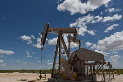 Una bomba de petróleo opera en el área de producción de Permian Basin cerca de Wink, Texas, Estados Unidos, 22 de agosto de 2018. REUTERS / Nick Oxford