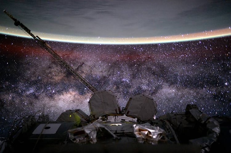 La Vía Láctea, la Estación Espacial Internacional y la Tierra (Scott Kelly/NASA via The New York Times)