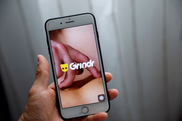 Grindr ofrece consejos sobre sexo telefónico y ya llevaba un año con video llamadas como función paga. (REUTERS/Aly Song)