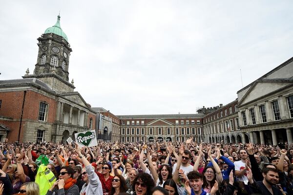 La emoción de los jóvenes irlandeses tras el referéndum histórico (Reuters)