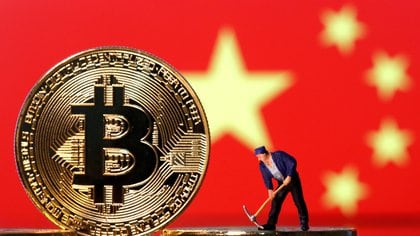 Representación gráfica de un "minero" chino, acuñando bitcoins