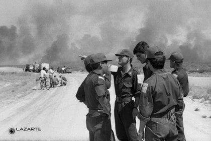 21 de enero de 1994. Un grupo de bomberos, y detrás, el incendio. A esa hora, hacía minutos que los 25 bomberos habían muerto. Sus compañeros los buscaban, sin saberlo. (Gentileza José Luis Lazarte)