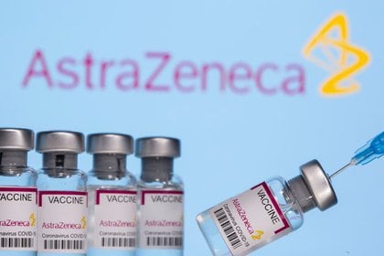 Foto ilustrativa de viales con el cartel de la vacuna de AstraZeneca para el COVID-19 y una jeringa frente al logo (REUTERS/Dado Ruvic)
