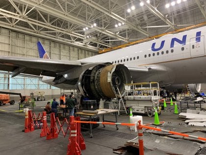 El motor de estribor dañado del vuelo 328 de United Airlines, un Boeing 777-200, se ve luego de un incidente de falla de motor el 20 de febrero, en un hangar en el Aeropuerto Internacional de Denver en Denver, Colorado. National Transportation Safety Board/Handout via REUTERS. 
