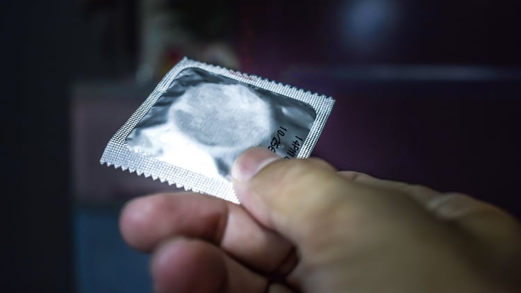 Almacenar condones en un lugar cálido y húmedo puede afectar su efectividad (Shutterstock)