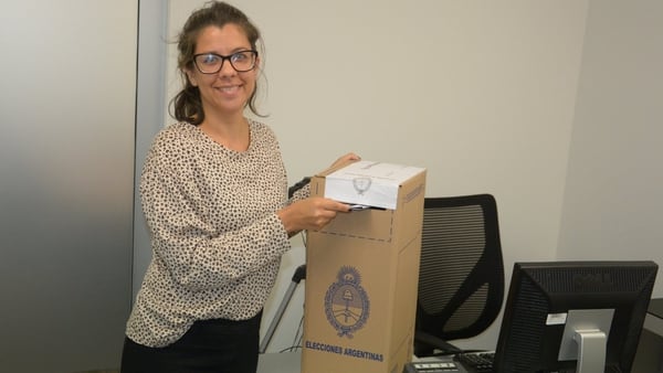 Una argentina vota en Nueva Zelanda (Cancillería Argentina)