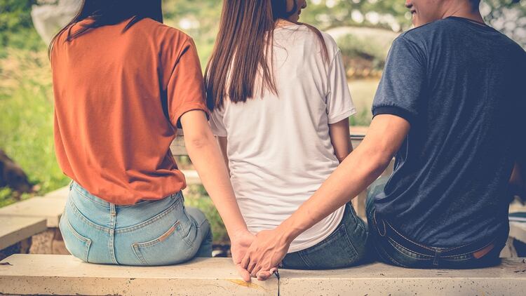 Los jóvenes de esta generación cuestionan la narrativa dominante que sugiere que no se les permite tener curiosidad sexual sobre las personas ajenas a su relación (Shutterstock)