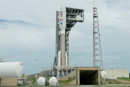 El cohete Atlas V se posiciona en la plataforma 41 del Centro Espacial Kennedy, en Florida. REUTERS/Joe Skipper