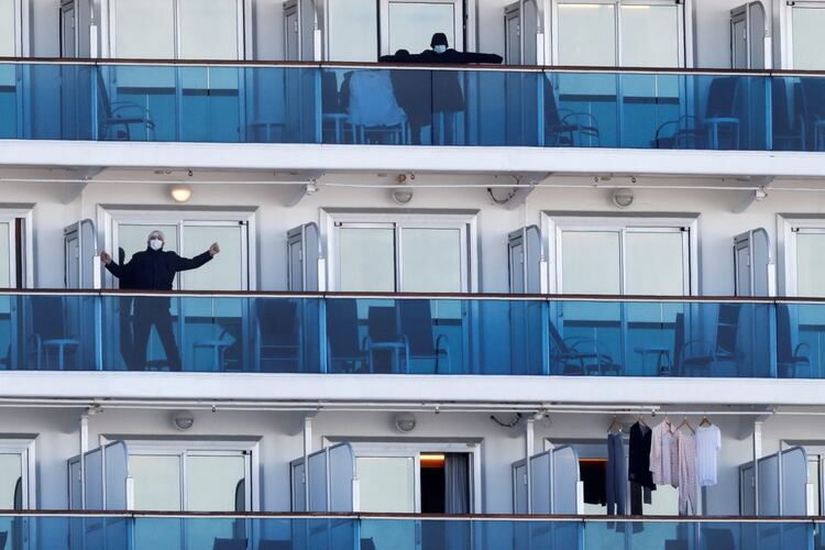 Algunos pasajeros tienen acceso a los balcones. Otros están confinados a cabinas reducidas (Reuters)