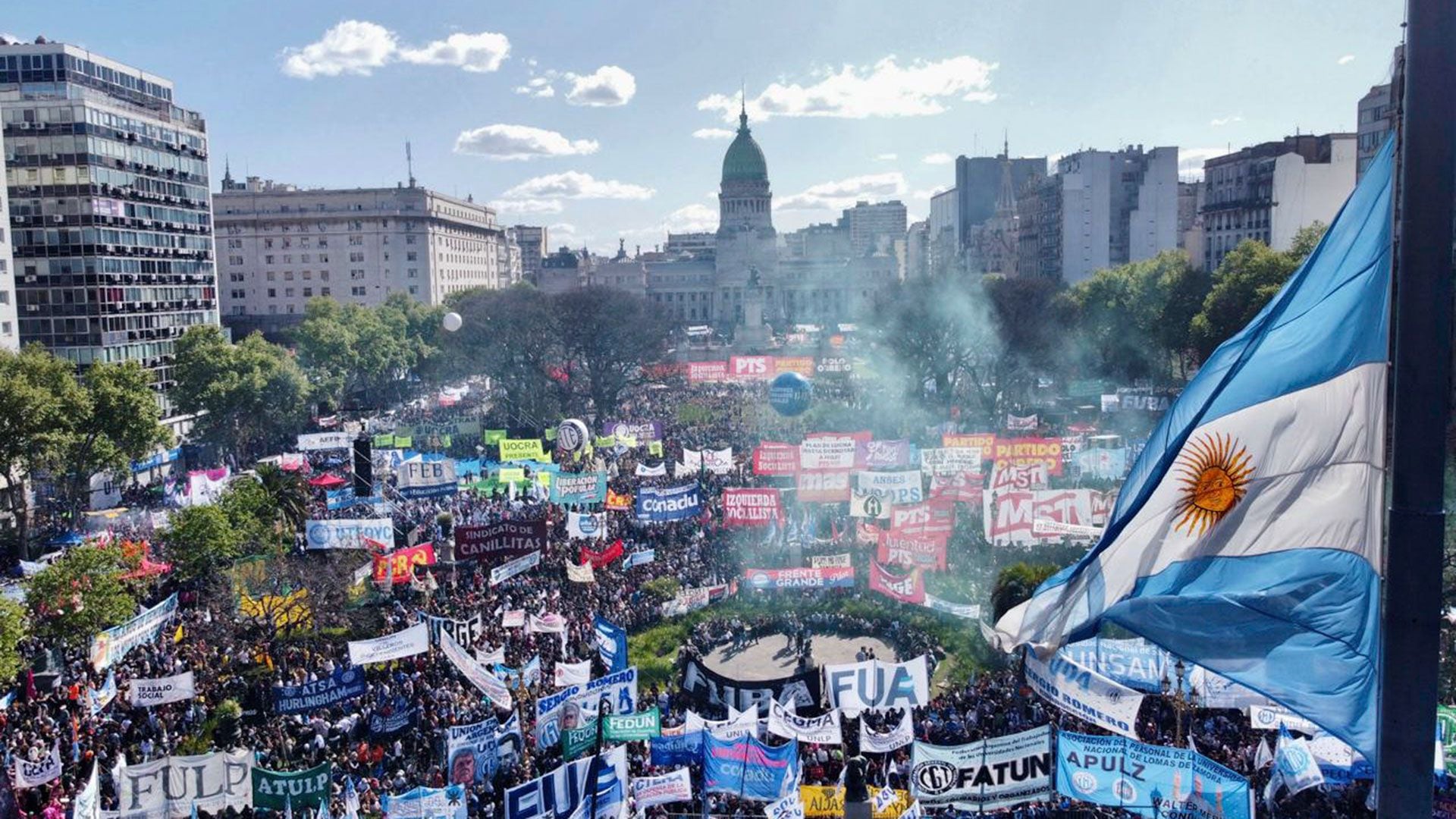 Masiva marcha de estudiantes y docentes universitarios en 2024. Fuente: Infobae. 