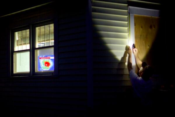 Un hombre protege su casa enÂ Morehead City, Carolina del Norte (AP/David Goldman)