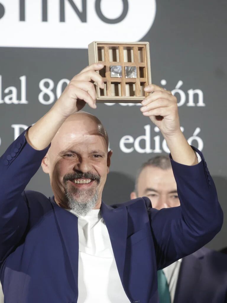 El vallisoletano César Pérez Gellida gana el Premio Nadal de 2024 con la  novela 'Bajo tierra