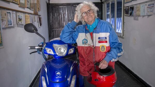 La abuela Nelly con su triciclo eléctrico, su campera histórica y su casco de toda la vida