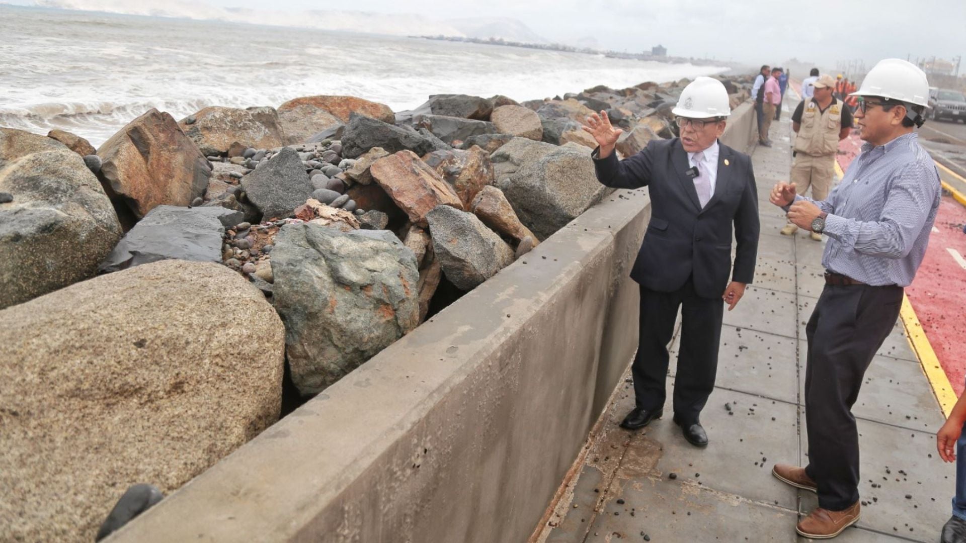 Hace dos semanas, las piedras que fueron arrastradas por la fuerza del mar hasta la vía Costa Verde tramo Callao, fueron recogidas por trabajadores del Gobierno Regional del Callao, apoyados con maquinaria pesada. (Andina)