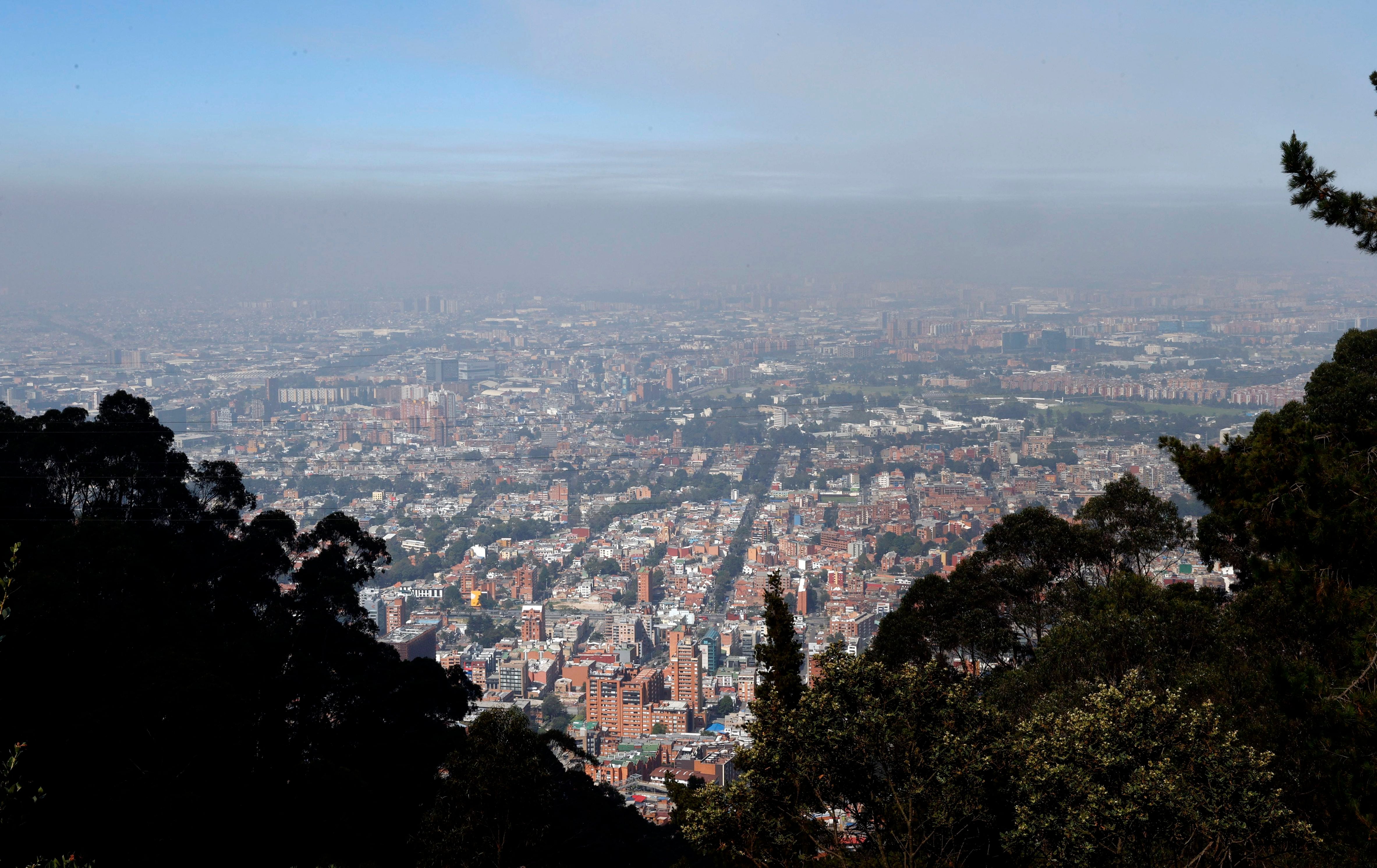 Una capa de humo sobre la ciudad ocasionada por un incendio forestal en Bogotá - crédito Mauricio Dueñas Castañeda/EFE
