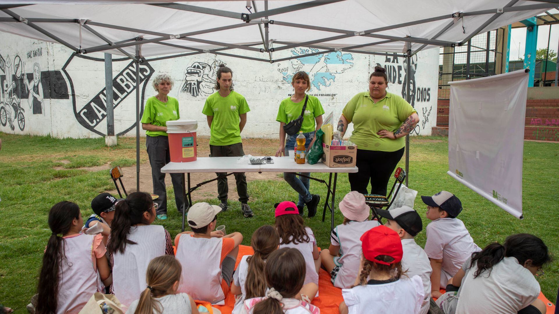 Los talleres de Ciudadanía Verde poseen el objetivo de que los niños aprendan sobre la importancia de dividir los desechos del hogar y trasladen los hábitos a sus familiares (Crédito: Prensa GCBA)