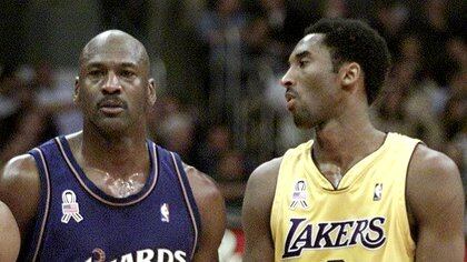 MJ y Kobe se cruzaron en el último partido entre ambos en la NBA (REUTERS/Adrees Latif)