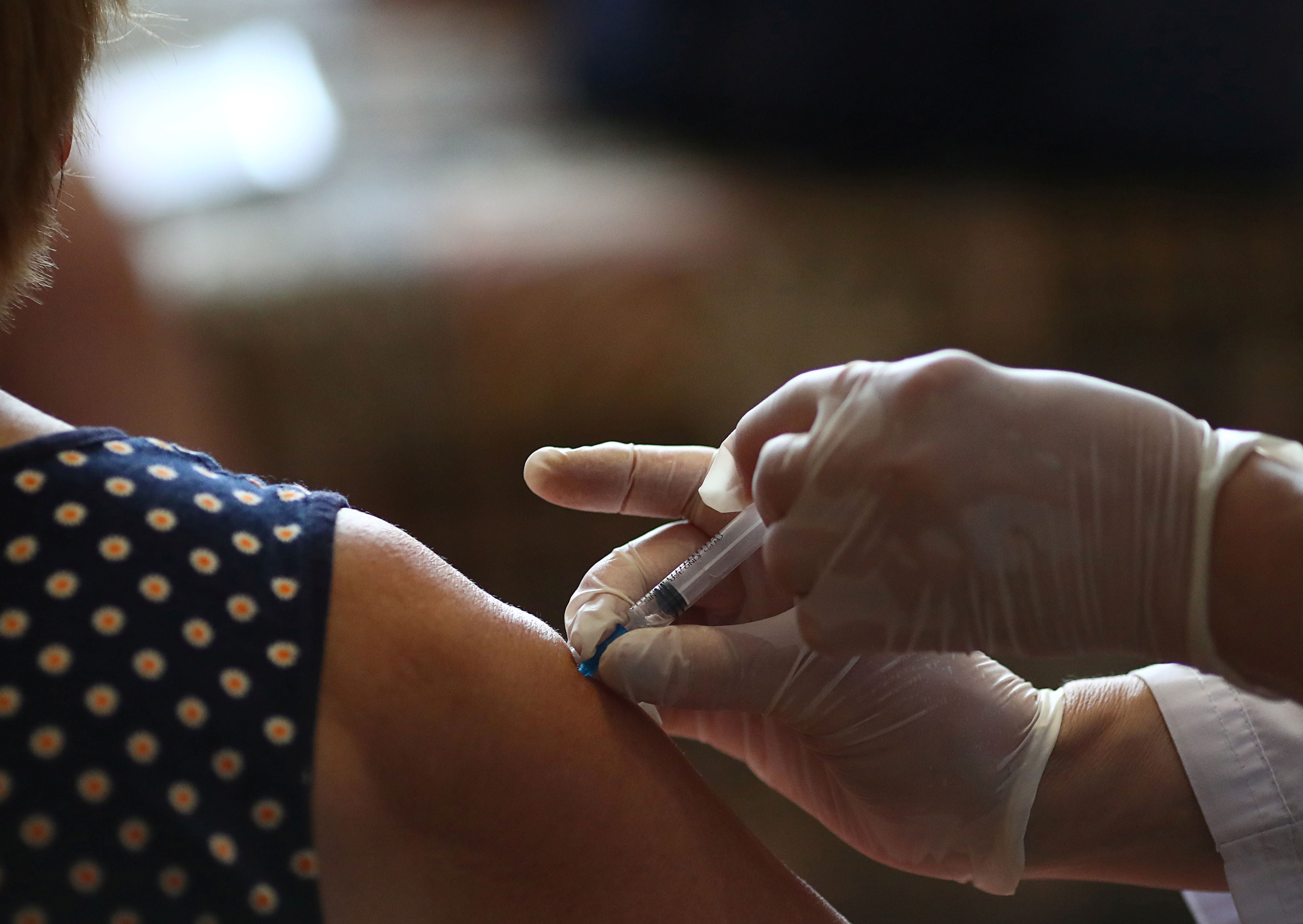 La administración de una tercera inyección más de seis meses después de la segunda eleva el número de anticuerpos en la sangre hasta los mismos niveles observados tras la vacunación de doble dosis (REUTERS)