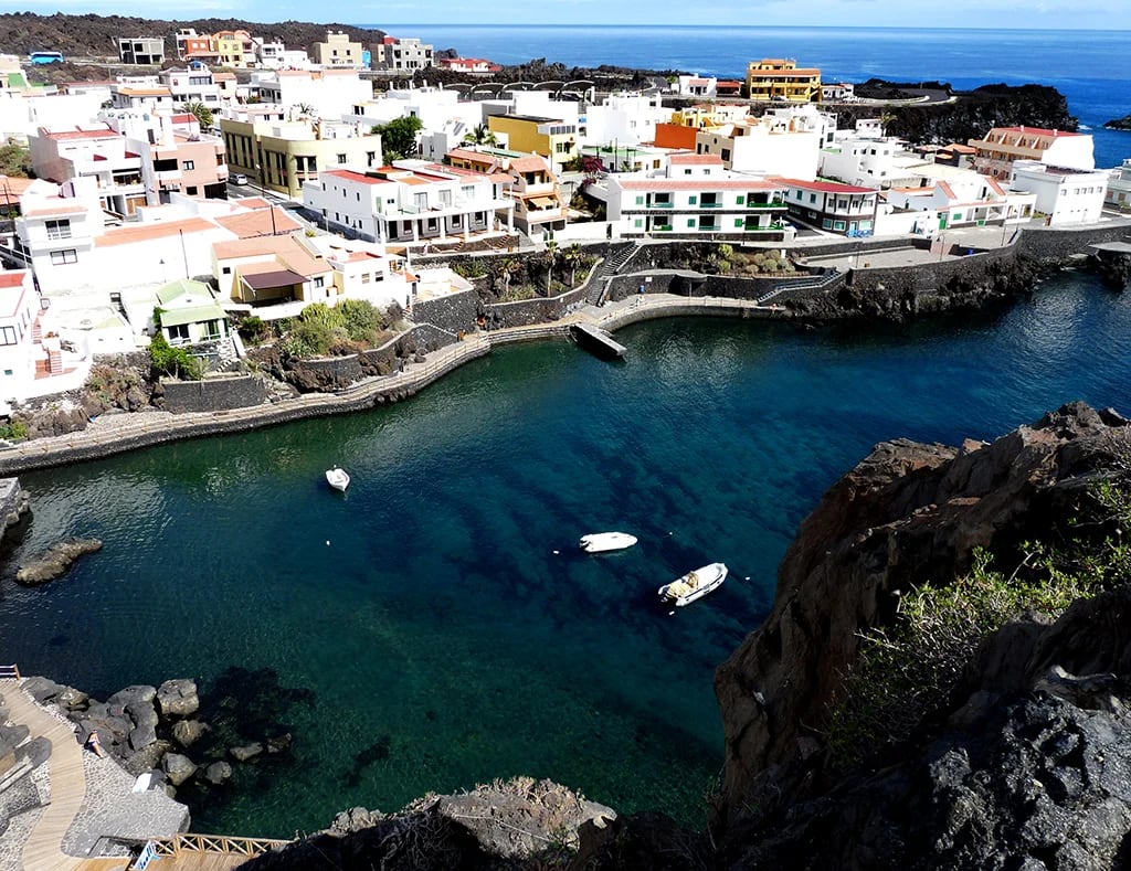 Vista aérea de ‘el charco azul’ donde se encuentra la pequeña gruta. Bajas construcciones debido a su prohibición