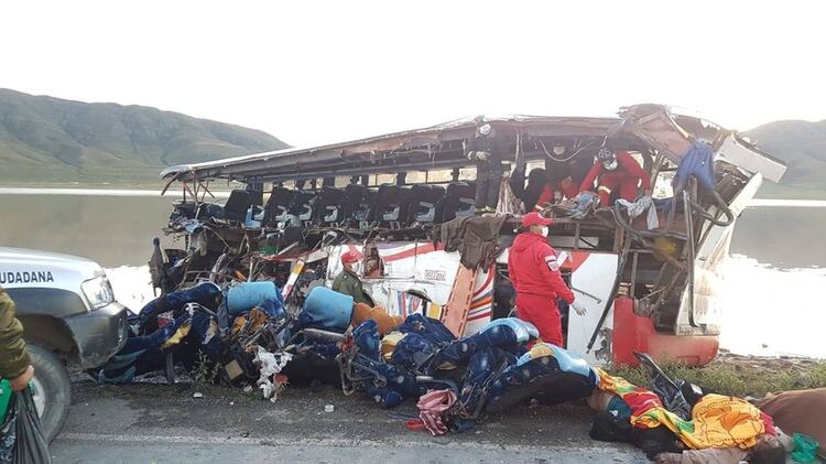 Resultado de imagen para Choque entre autobÃºs y camiÃ³n deja al menos 24 muertos en Bolivia