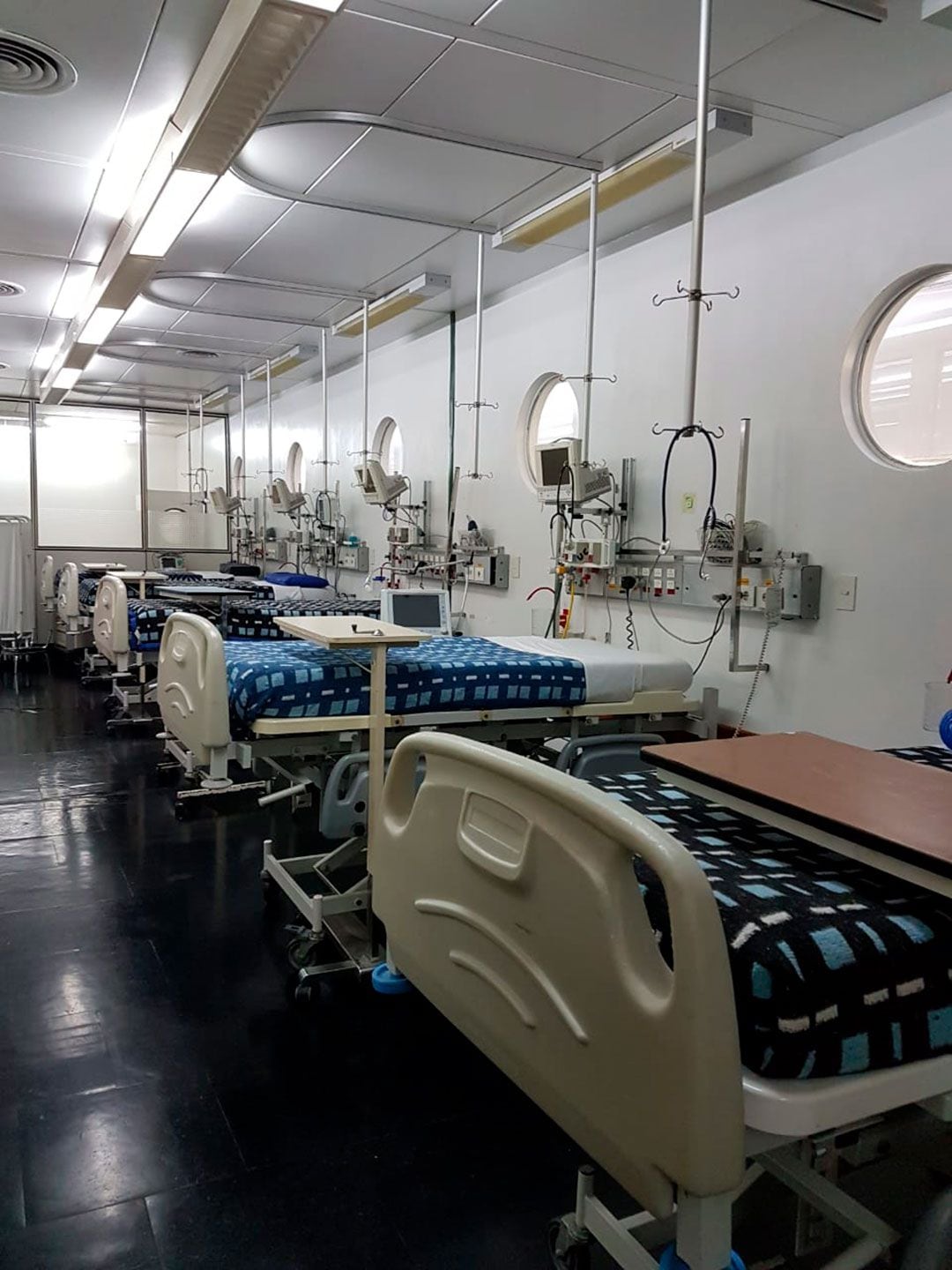 El Hospital Naval Pedro Mallo de la Armada Argentina amplió su  capacidad en terapia intensiva a 40 camas con vista al pico de la enfermedad. 