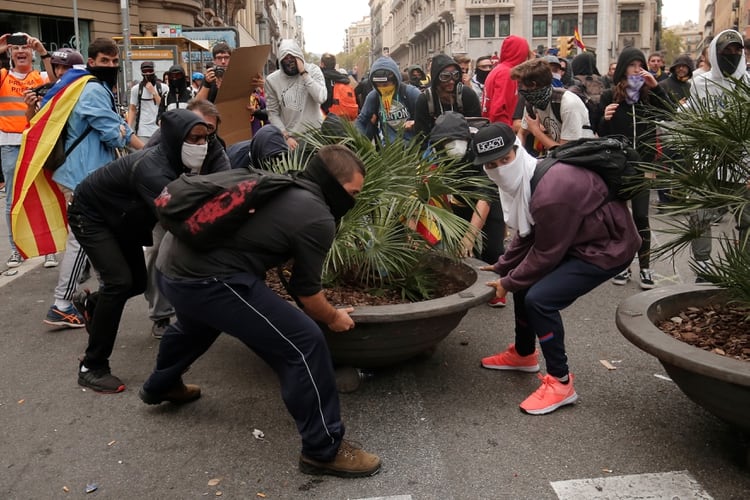 Manifestantes rompen todo a su alrededor (AFP)