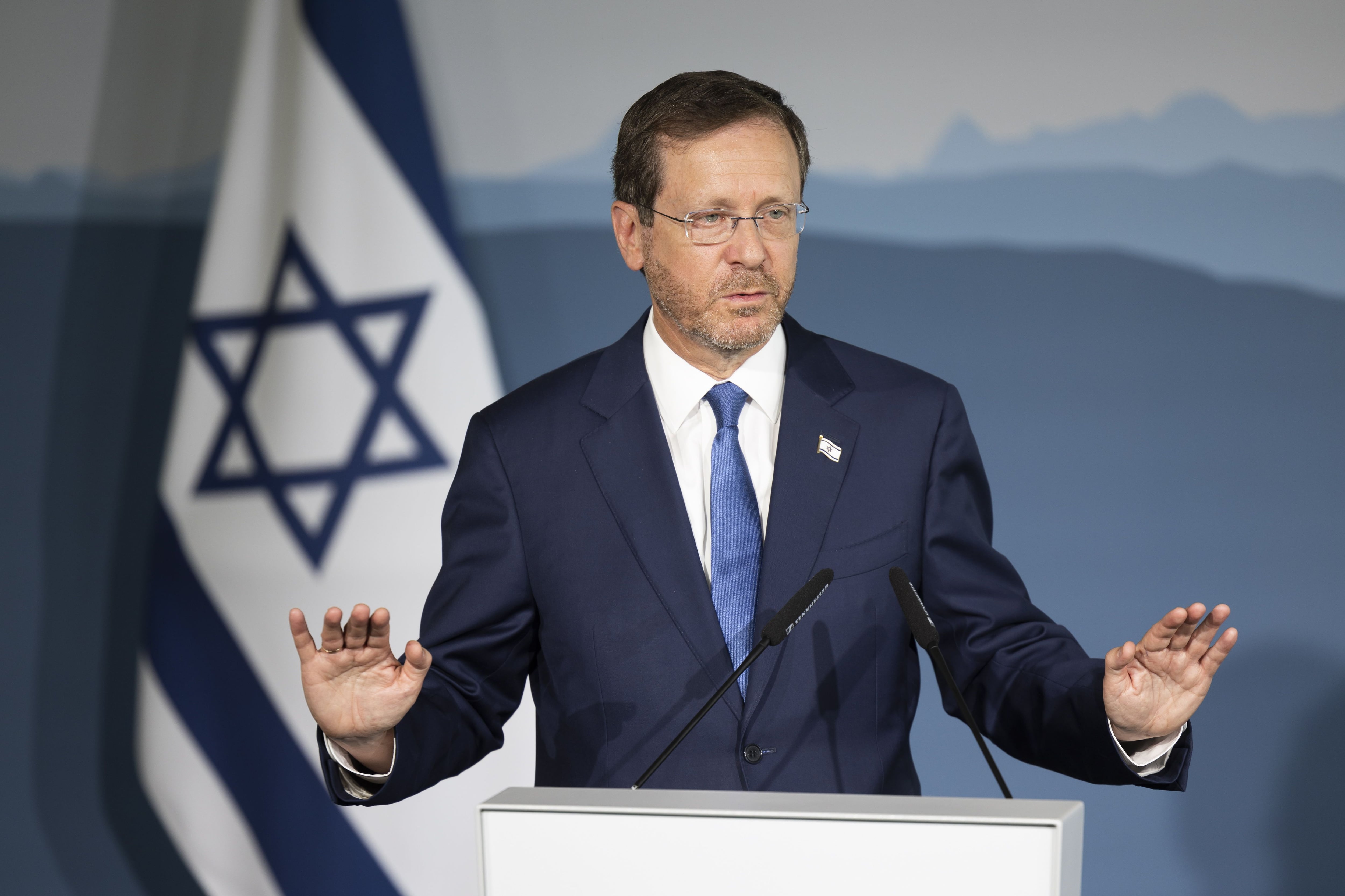 Herzog confía en que el acuerdo con Hamas sea el primer paso para que todos los rehenes sean liberados. (EFE/PETER KLAUNZER)
