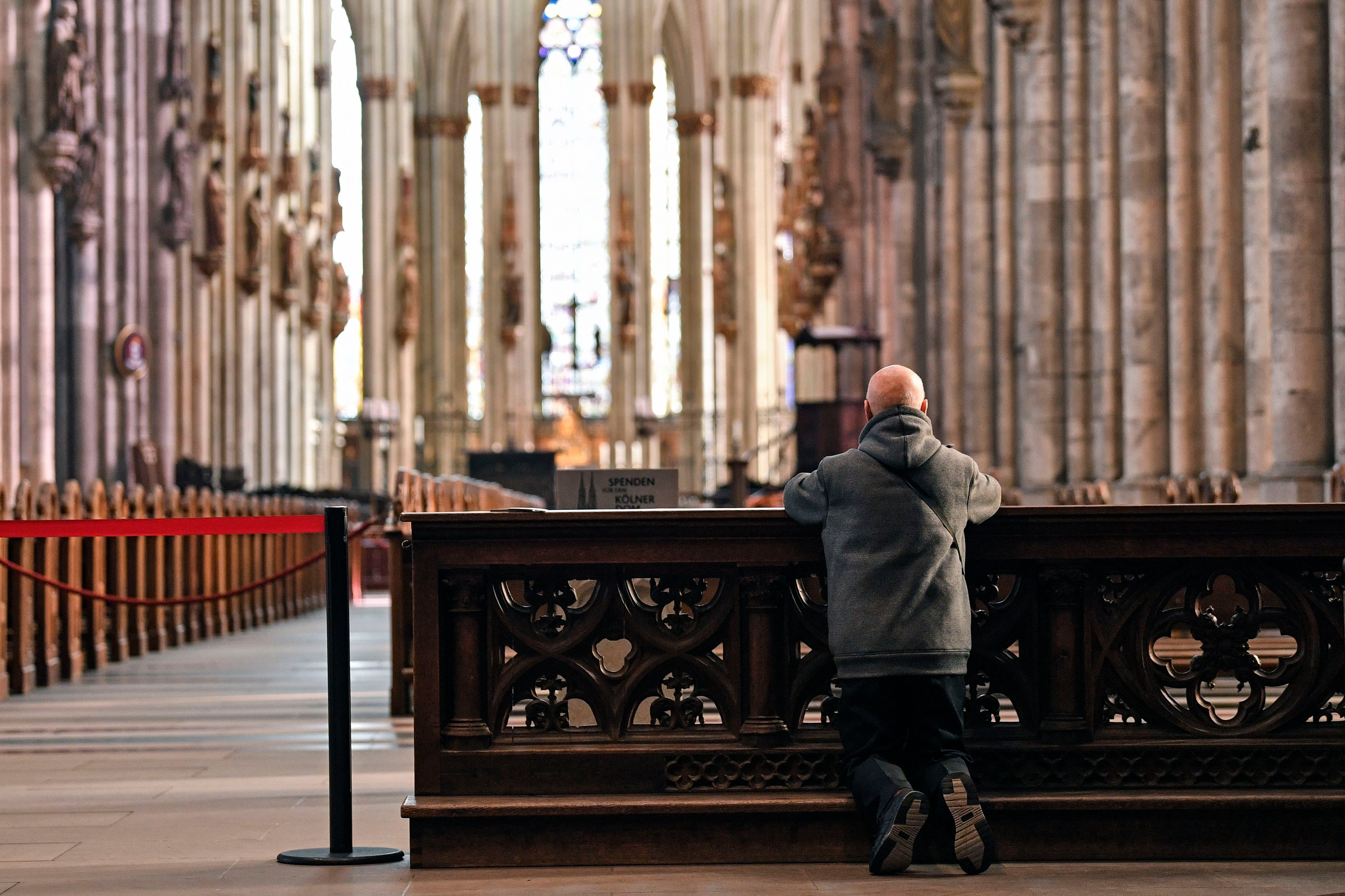 Un hombre reza en la catedral de Colonia (AP Foto/Martin Meissner)