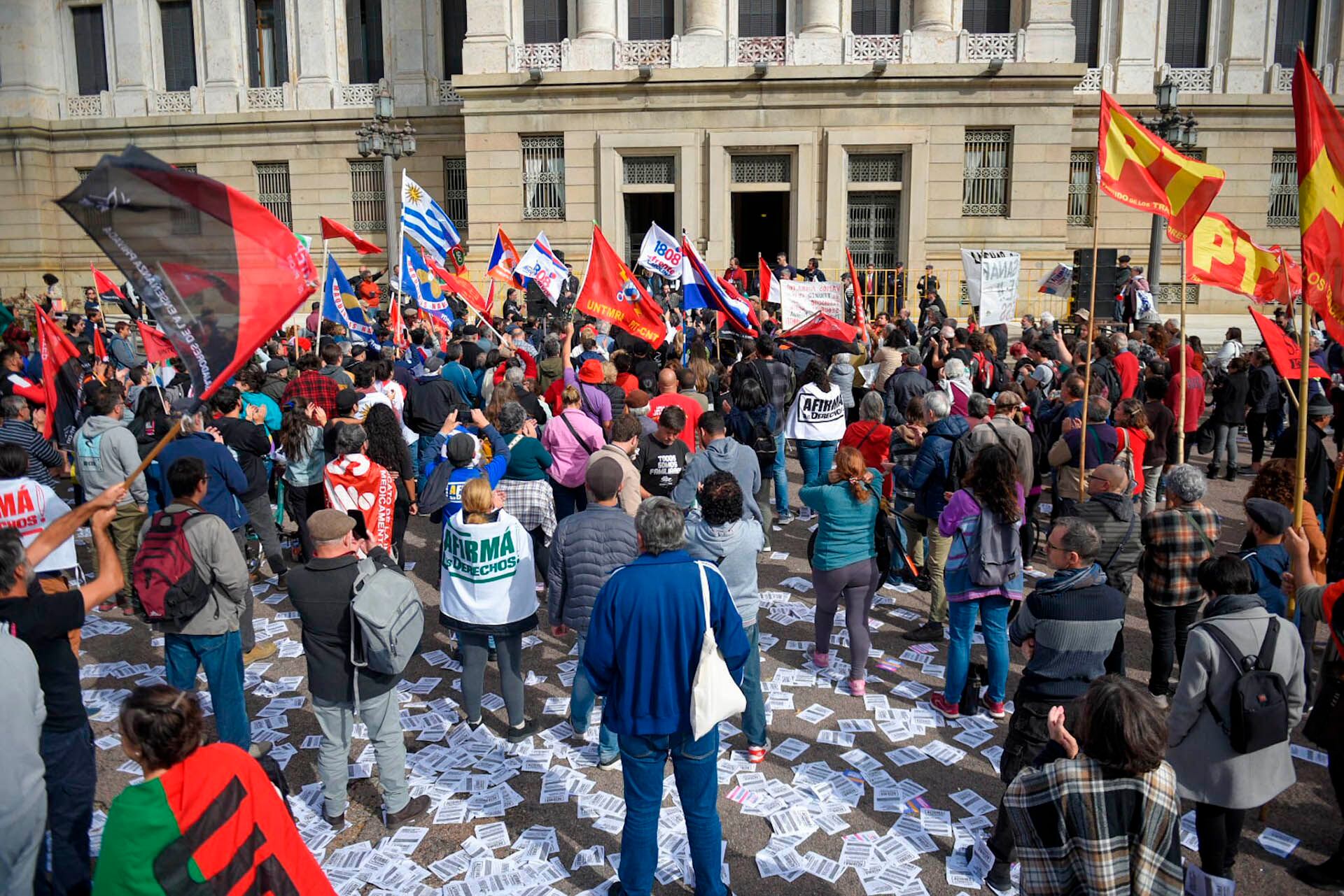 plebiscito pit cnt
El movimiento sindical contabilizó 430.023 firmas, que permiten que haya un plebiscito sobre la seguridad social en Uruguay (PIT-CNT)