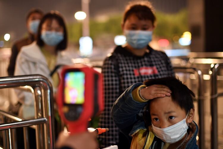 Un medio oficial alertó sobre la posibilidad de 10.000 a 20.000 casos asintomáticos del SARS-CoV-2 en Wuhan, y rápidamente fue eliminado de internet. (REUTERS)
