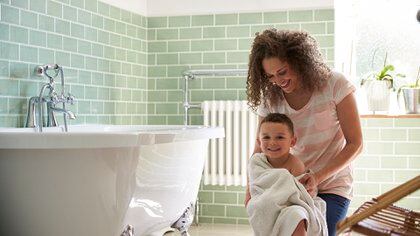 Las mujeres dedican más tiempo que los hombres a trabajos no pagos, como el cuidado de los hijos (Getty Images)