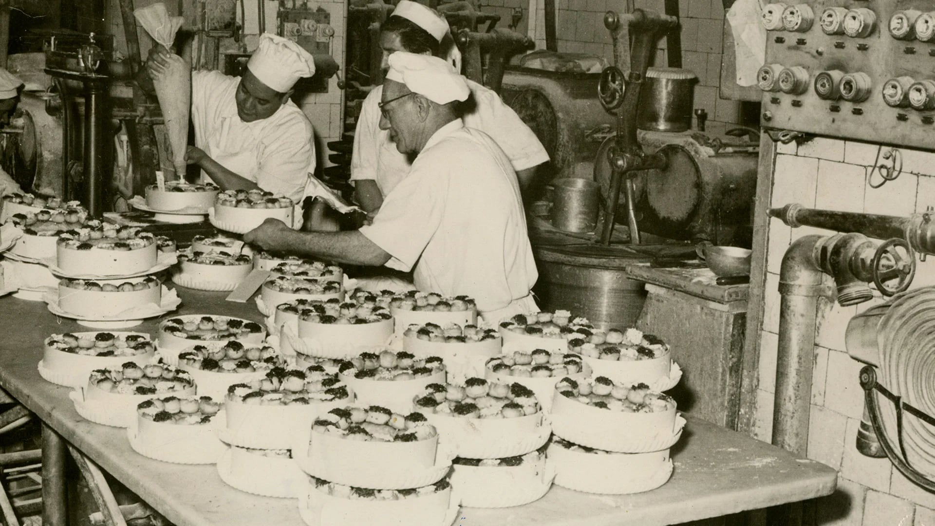 Pasteleros de Del Molino creando una de sus magníficas tortas. (Archivo General de la Nación) 