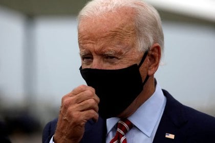 FOTO DE ARCHIVO: El candidato presidencial demócrata Joe Biden se ajusta la máscara antes de partir hacia Orlando desde el Aeropuerto Internacional de Tampa, Florida, Estados Unidos.  15 de septiembre de 2020. REUTERS / Leah Millis / Foto de archivo